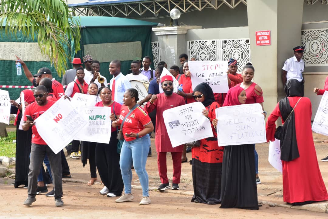 PHOTOS: Petroleum Commission Workers Protest Non-Payment Of 7 Months’ Salaries